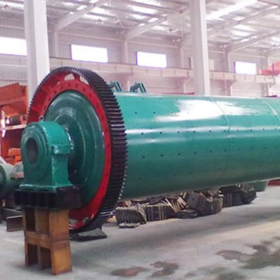 Мельница в горнодобывающей промышленности мелко измельчает руду